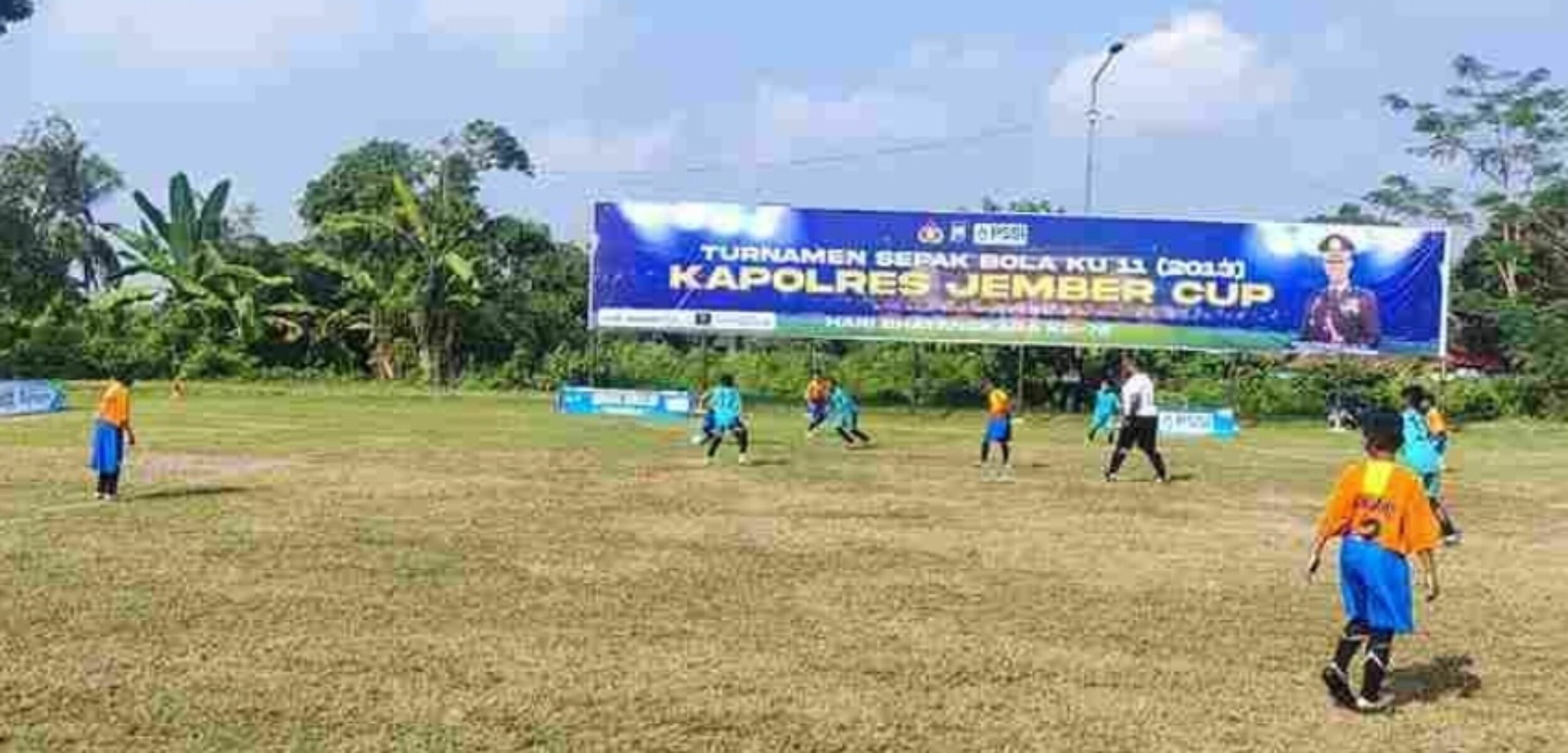 Turnamen sepak bola U-11 di Sukorambi Jember. (Lana/kabarterdepan.com) 