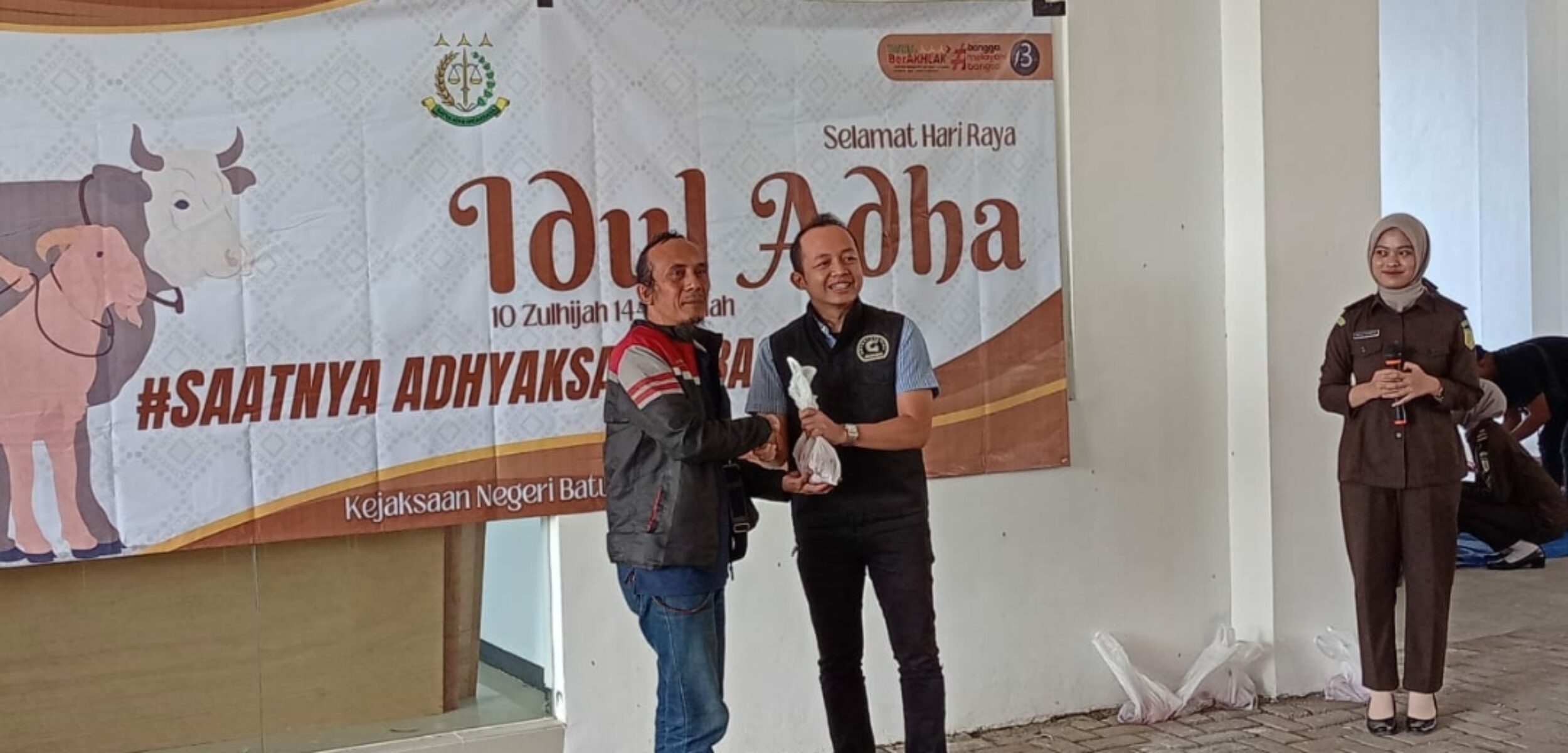 IMG 20240619 182142 2 Zulkifli, salah seorang wartawan yang tergabung di Jaksa Sahabat Jurnalis, saat tengah menerima daging kurban dari Kasi Intel Kejari Batu, M. Januar Ferdian, S.H., M.H. (Yan)