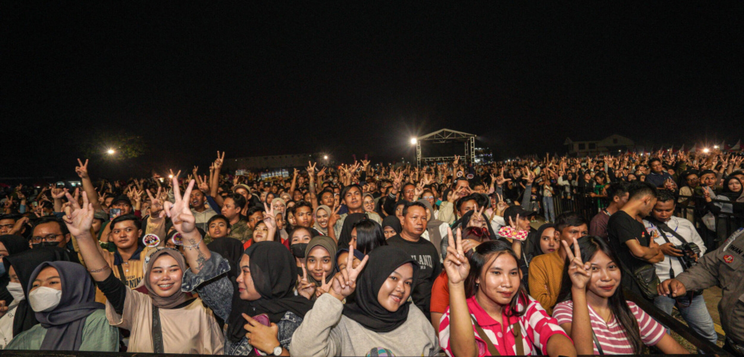 Ribuan warga Mojokerto banjiri Pesta Rakyat Hari Jadi ke-106 Kota Mojokerto bangkitkan geliat UMKM (Kominfo Kota Mojokerto)