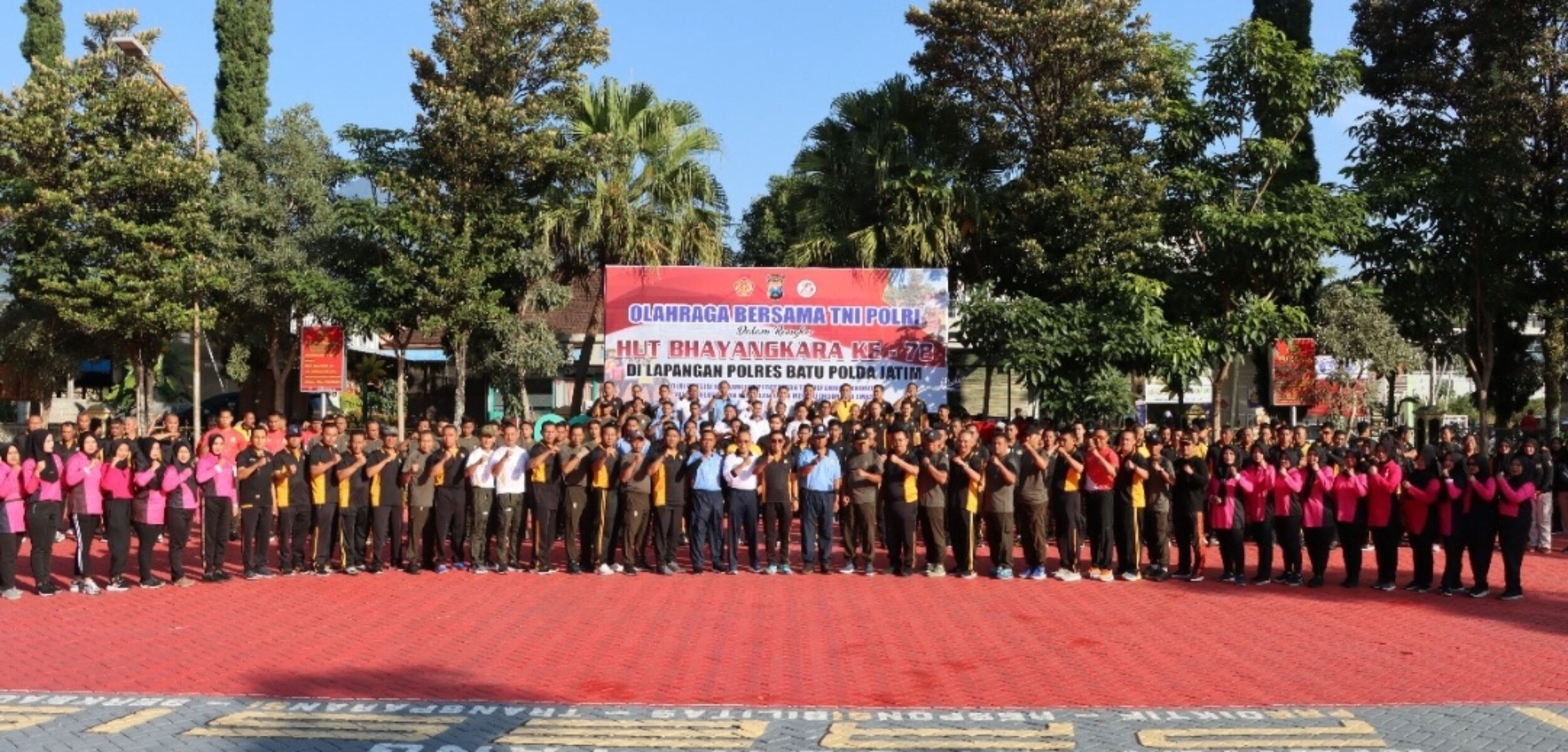 Wakapolres Batu Kompol Jeni Al Jauza, S.H., M.H saat tengah sesi foto dalam kegiatan acara Olahraga bersama TNI, pada Peringatan HUT Bhayangkara ke-78. (Yan/kabarterdepan.com) 