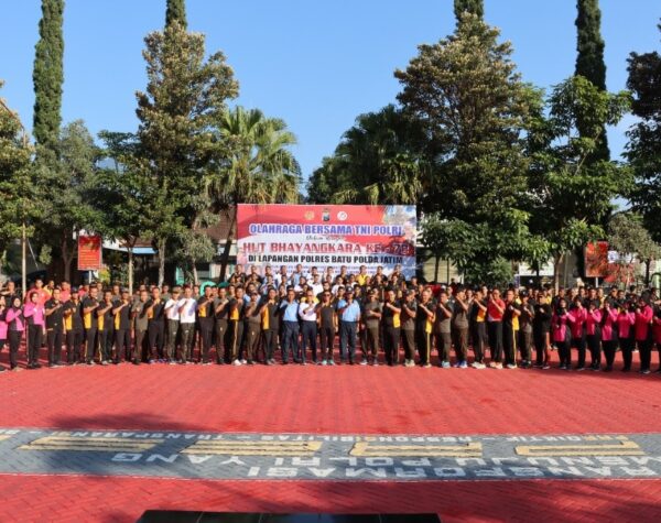 Momen Polres Batu Olahraga Bareng TNI Jelang HUT Ke-78 Bhayangkara