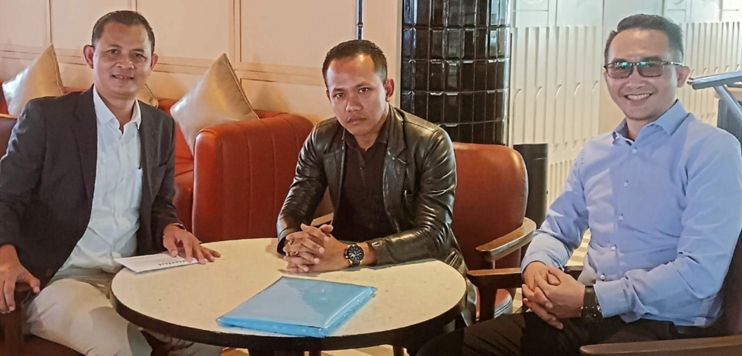 Kuasa Hukum pemilik lahan Hotel Golden Hills Batu, Dodi Irawan, S.H dari Kantor Hukum Maharaja Law Office, saat menunjukkan surat somasi ke 2. (Yan)