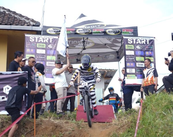 Resmikan Event Balap Sepeda Urban Downhill 2024, Pj Wali Kota Batu : Kami Kembangkan Sport Tourism