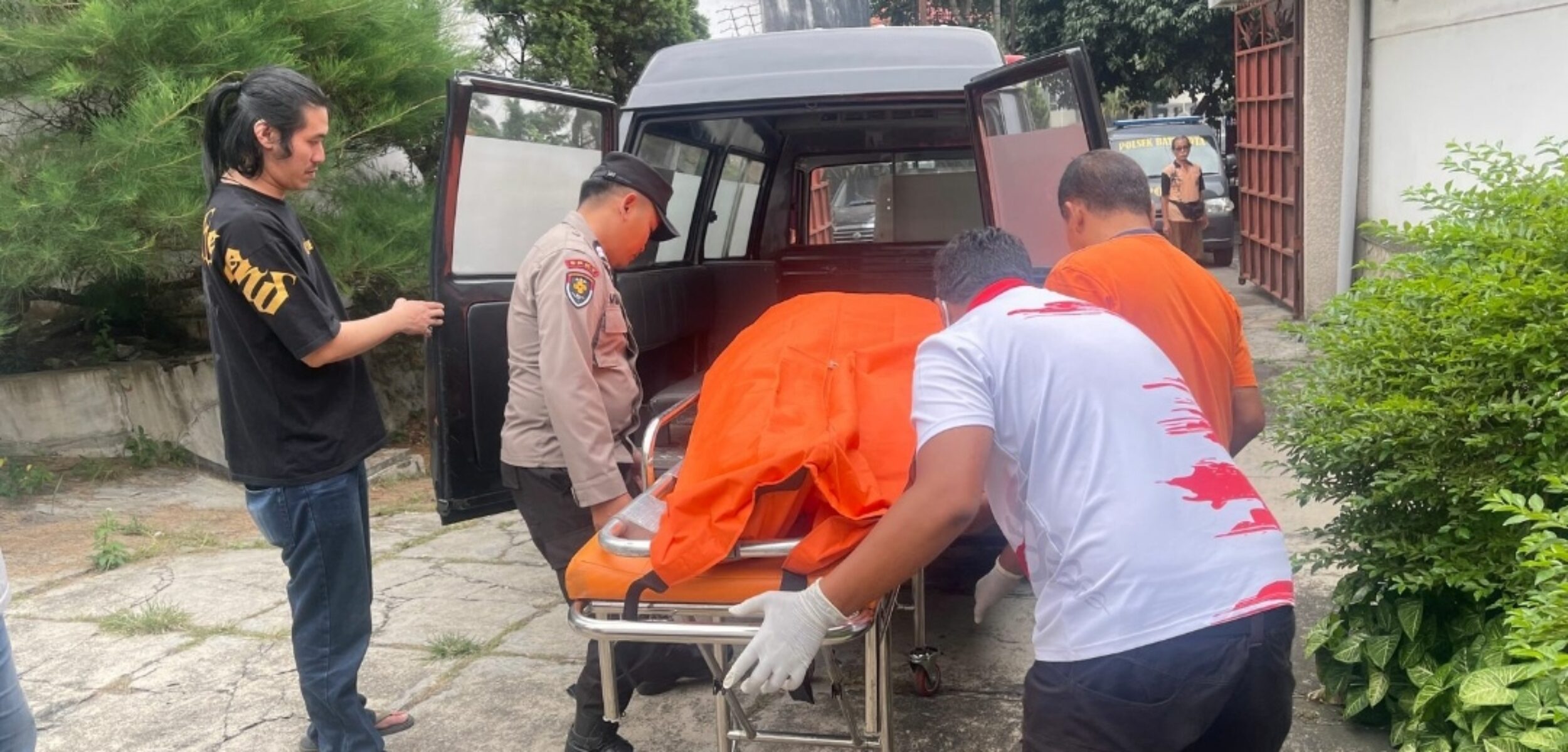 Tim Inafis Polres Batu, saat tengah mengevakuasi mayat HR, seorang karyawan CV. YP yang meninggal di kamar mess. (Yan/kabarterdepan.com)