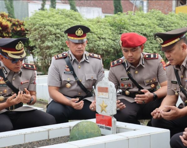 Peringati HUT Ke-78 Bhayangkara, Polres Batu Gelar Ziarah ke Makam Pahlawan