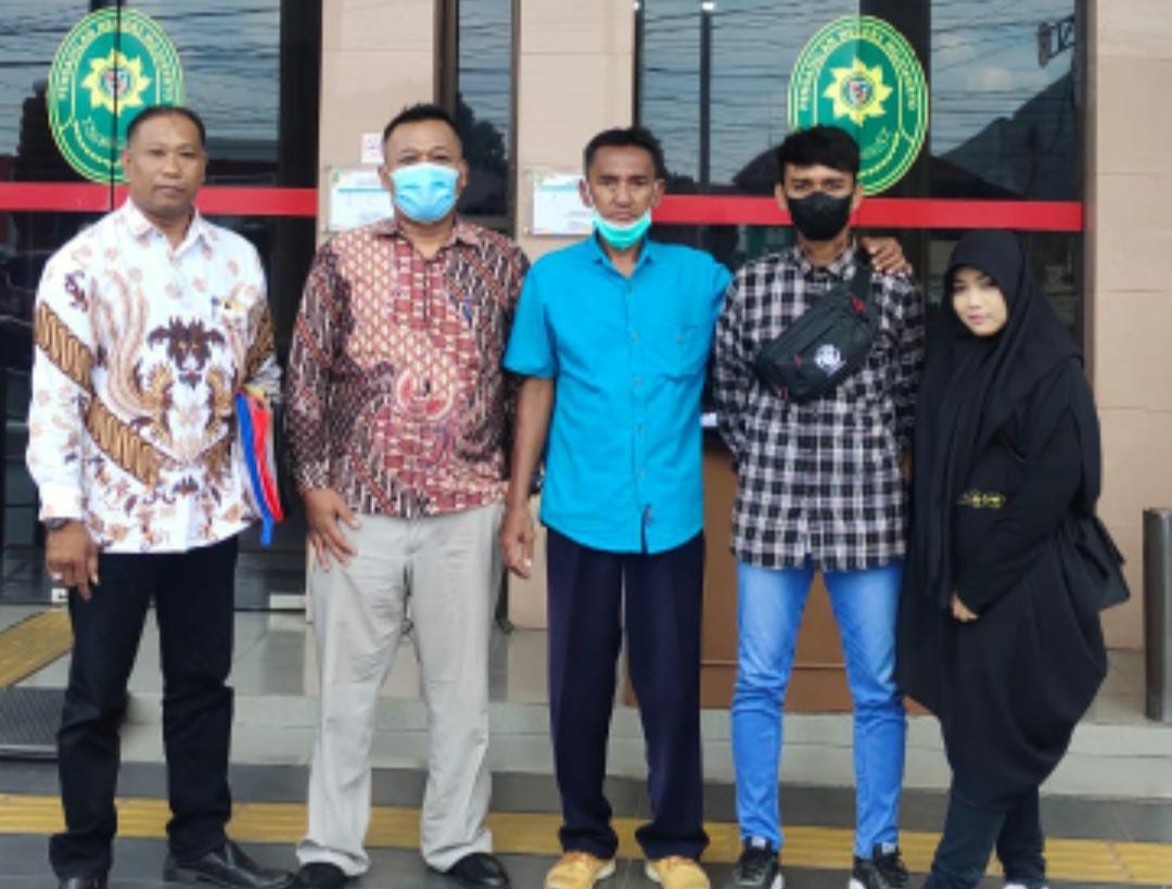 Dari Kiri: Hadi Subeno, Saya, Sutejo, Debi, Dea (Anak Sutejo) di PN Mojokerto tahun 2023. (Rif'an Hanum for Kabarterdepan.com) 