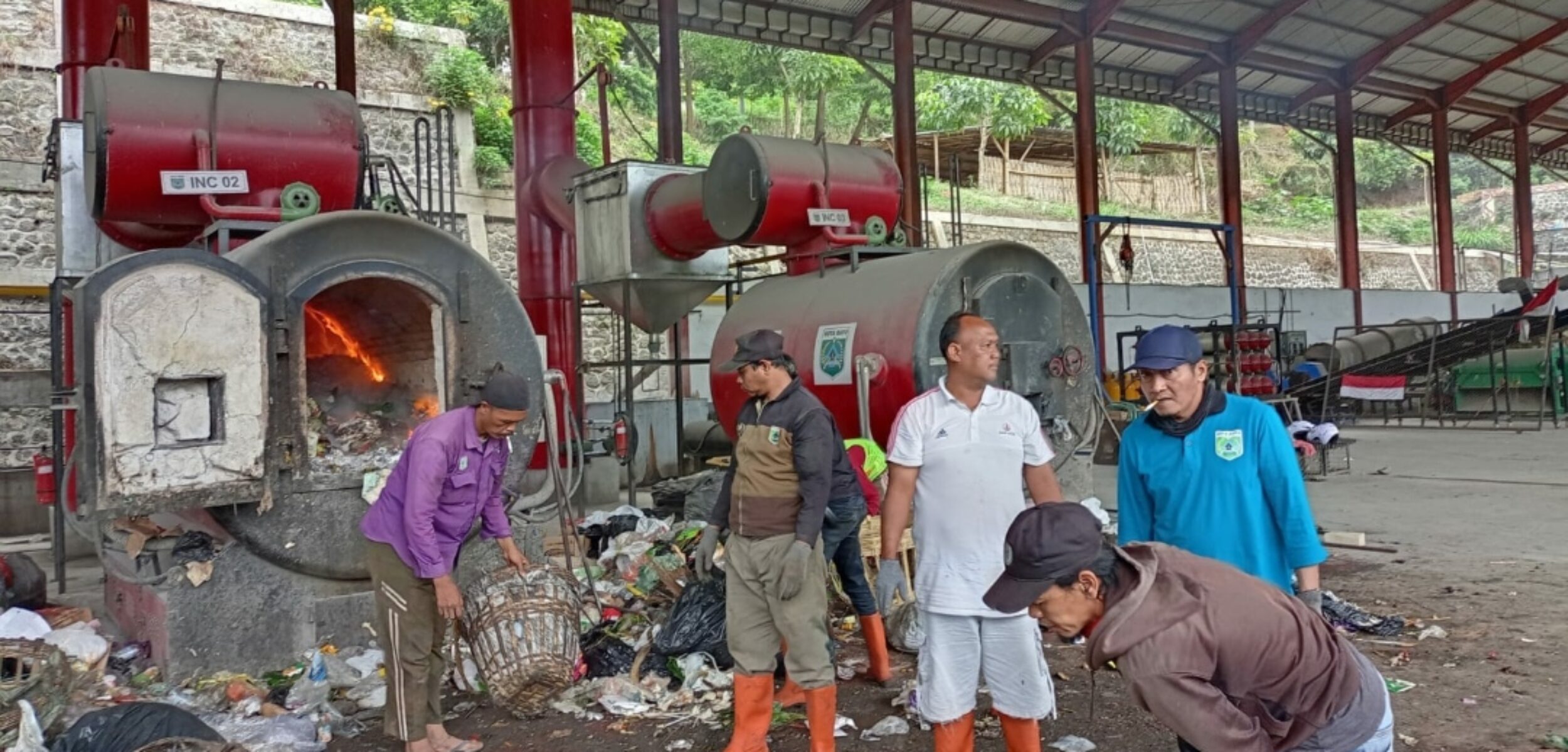 Para pekerja di TPA Tlekung saat tengah membakar sampah, tanpa dibekali APD. (Yan/kabarterdepan.com) 