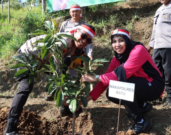 Jelang HUT Ke-78 Bhayangkara, Polres Batu Baksos Penghijauan Tanam Ratusan Bibit Pohon Buah