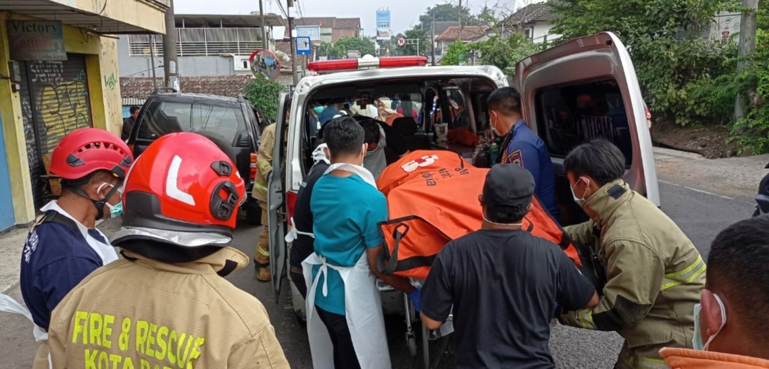 Petugas Kepolisian tim forensik bersama relawan, saat tengah mengevakuasi mayat untuk dibawa ke RS Bhayangkara, Hasta Brata Kota Batu. (Yan)