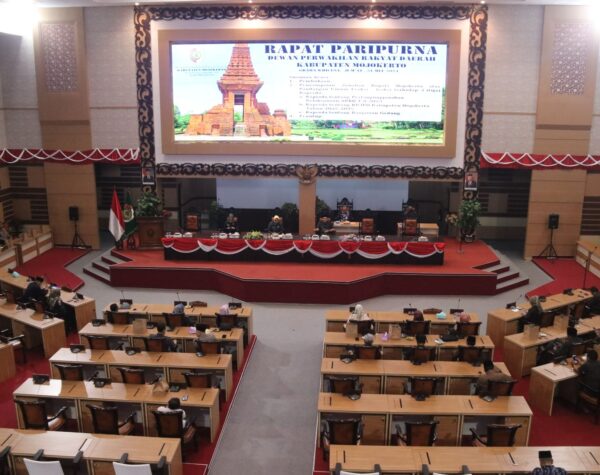 Bupati Mojokerto Hadiri Rapat Paripurna, Sampaikan Jawaban Pandangan Umum 3 Raperda