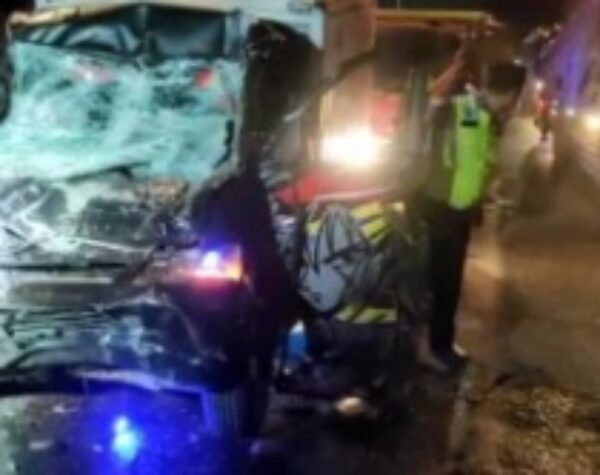 Seruduk Truk di Jombang, Sopir dan Kenek Mobil Box Terjepit Selama 1 Jam