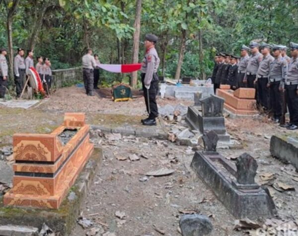Tewas Usai Dibakar Istri yang Juga Polisi, Briptu RDW Dimakamkan di Jombang