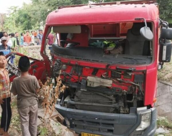 2 Truk Adu Banteng di Jombang, Sopir Tewas di Tempat