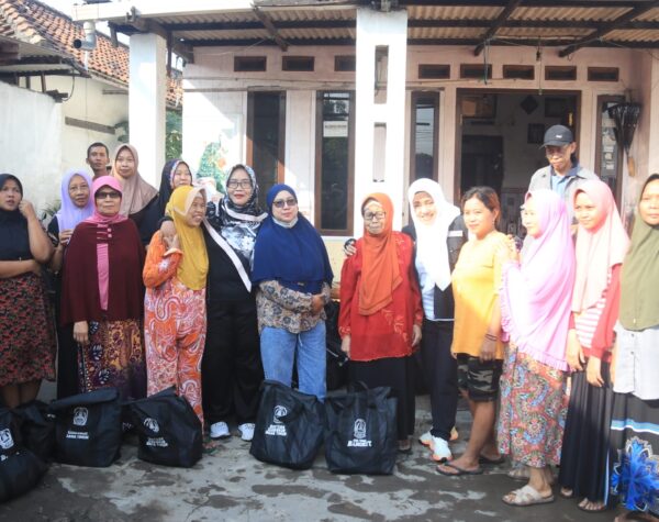 Peduli Warga Terdampak Banjir, Bupati Mojokerto Gelontorkan Bansos