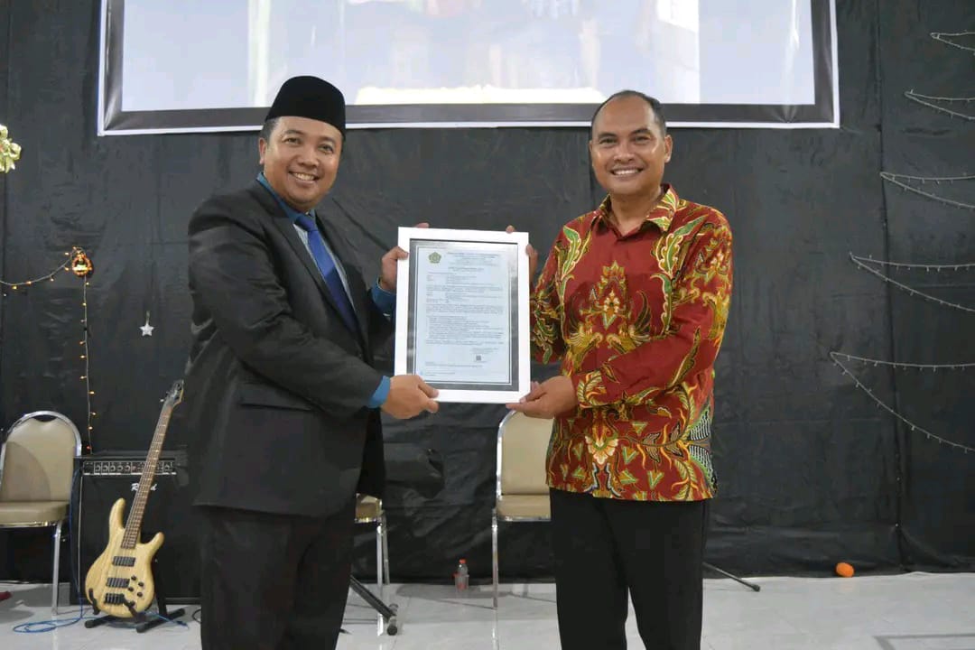 Pdt Yoab Setiawan menerima STKL Rumah Doa GPdI Tarik Sidoarjo dari Kemenag Provinsi Jatim