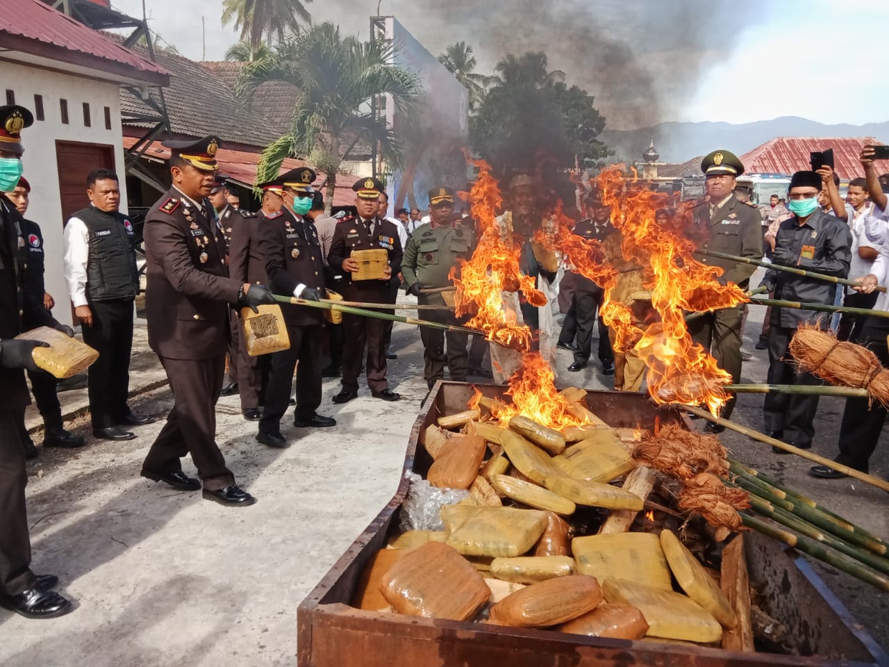 Ganja kering 140 kg dimusnahkan dengan cara dibakar di Mapolres Mandailing Natal, Senin (1/7/2024). (Suhartono/kabarterdepan.com) 