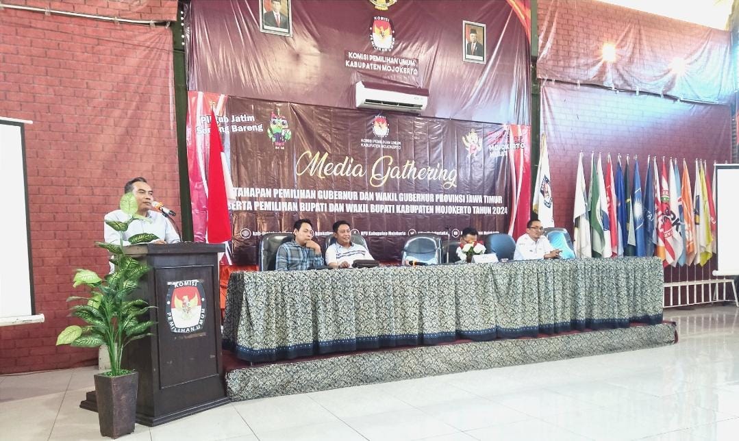 Ketua KPU Kabupaten Mojokerto, Afnan Hidayat saat berikan sambutan acara Media Gathering 2024. (Alief Wahdana/kabarterdepan.com) 