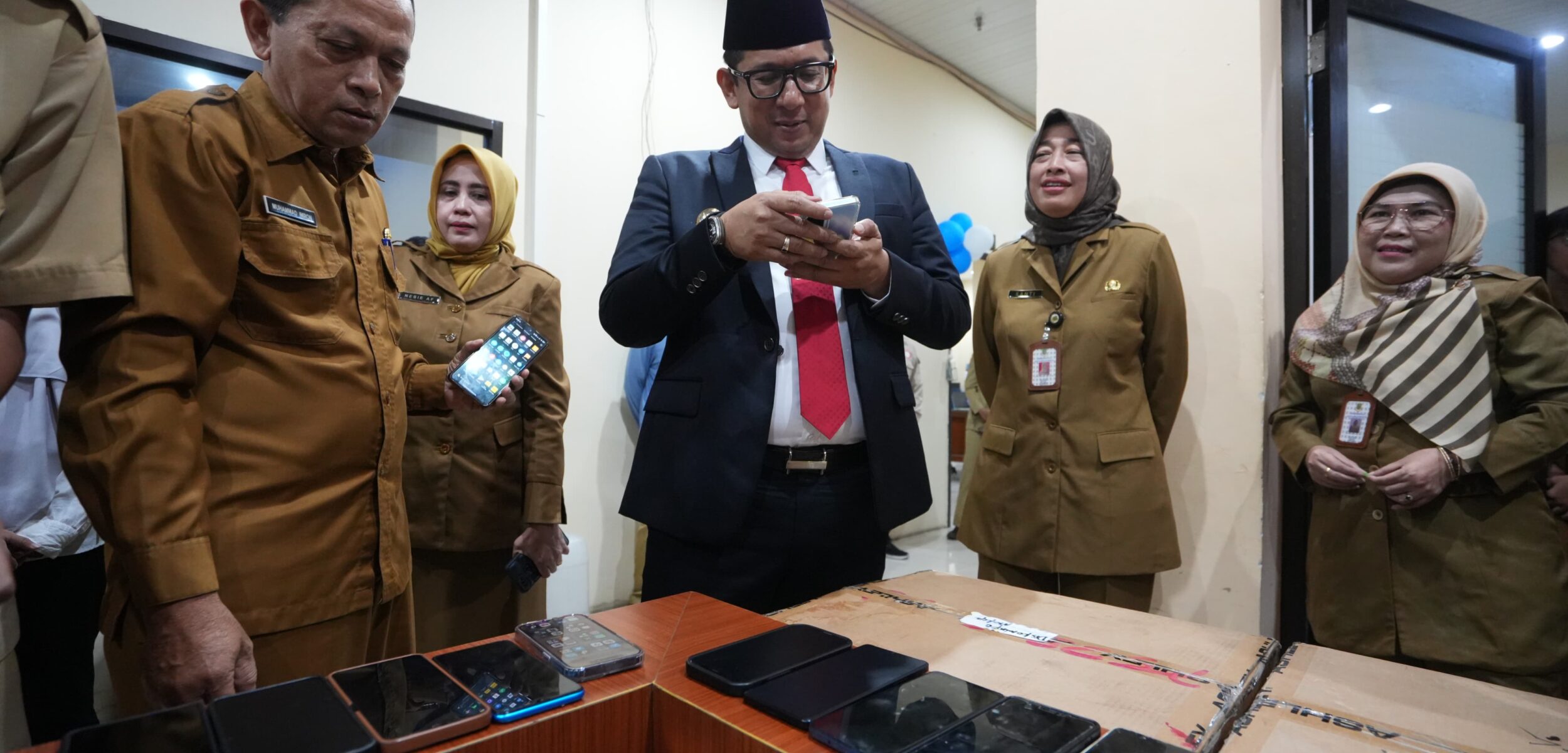 Pj Wali Kota Mojokerto M Ali Kuncoro memeriksa satu per satu Ponsel ASN, Senin (1/7/2024). (Diskominfo Kota Mojokerto)