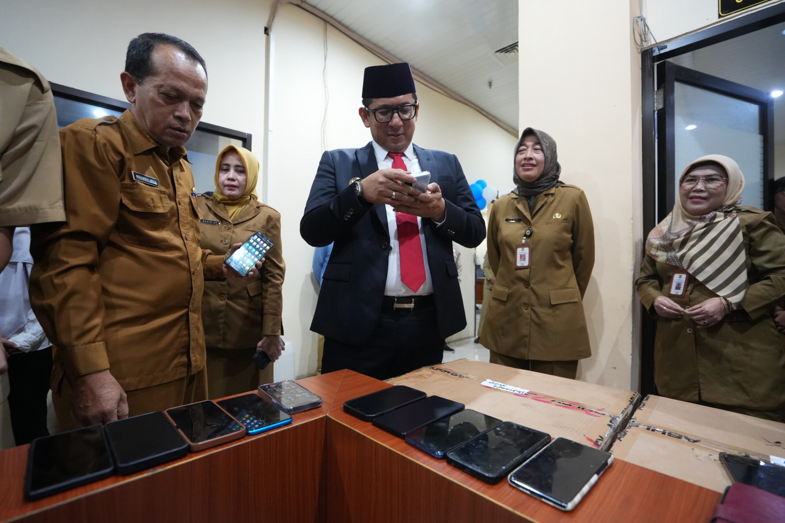 Pj Wali Kota Mojokerto M Ali Kuncoro memeriksa satu per satu Ponsel ASN, Senin (1/7/2024). (Diskominfo Kota Mojokerto) 