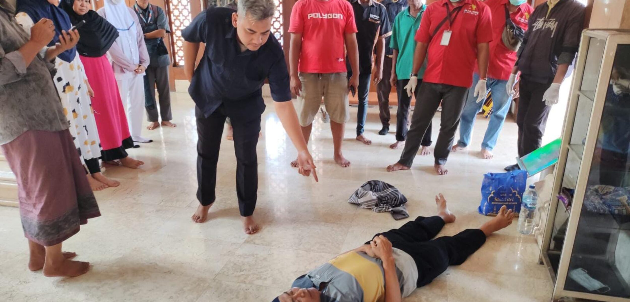 Jenazah saat tergeletak didalam masijd, Senin (1/7/2024). (Andy/kabarterdepan.com)