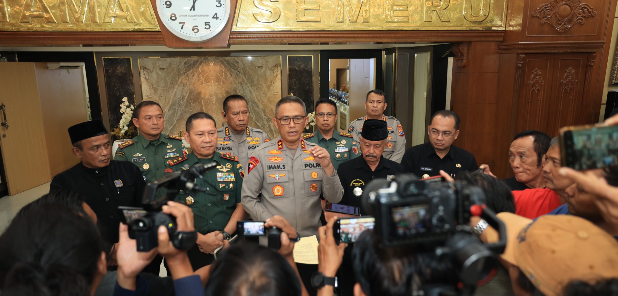 Kapolda Jatim Irjen Pol Imam Sugianto saat memberikan keterangan pers pengamanan kegiatan suroan, Selasa (2/7/2024). (Humas Polda Jatim)