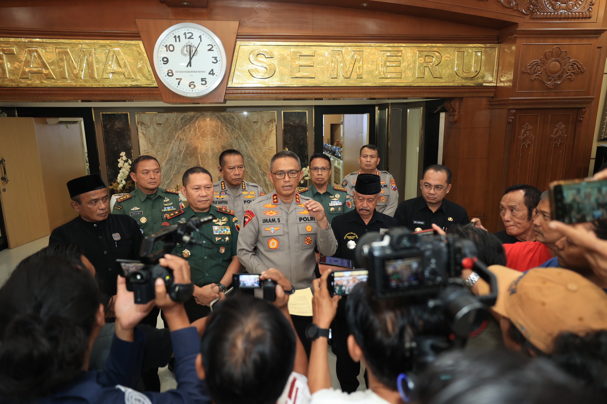 Kapolda Jatim Irjen Pol Imam Sugianto saat memberikan keterangan pers pengamanan kegiatan suroan, Selasa (2/7/2024). (Humas Polda Jatim) 