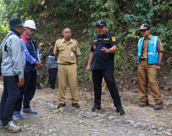 Bupati Jember Tinjau Pembangunan Jalan di Pantai Bandealit
