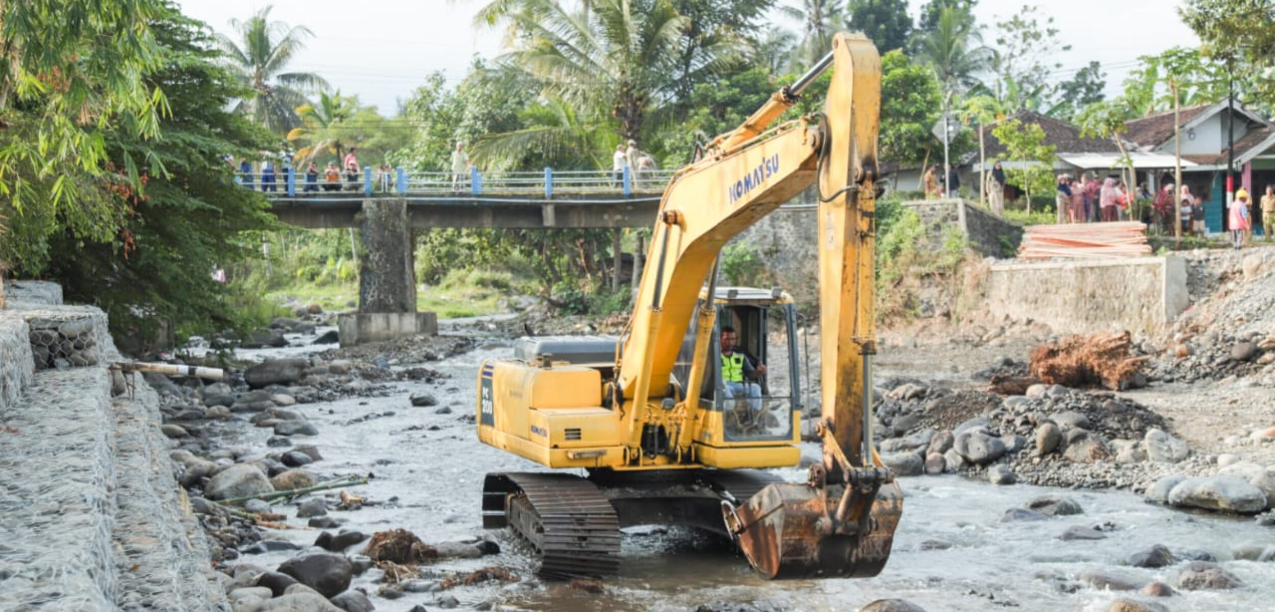 Proses pembangunan jembatan Kemuningsari Jember. (Lana/kabarterdepan.com)