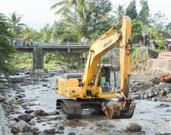 Perbaikan Jembatan Kemuningsari Lor Mendapat Perhatian Bupati Jember