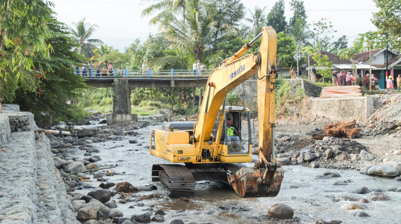 Proses pembangunan jembatan Kemuningsari Jember. (Lana/kabarterdepan.com) 