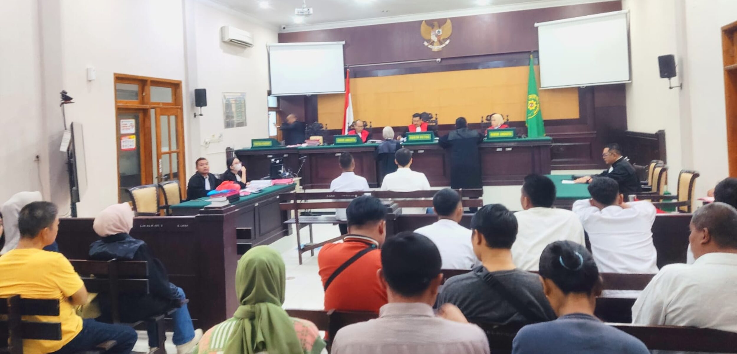 Sidang Perusakan Gembok PT SGH di Mojokerto, Penasehat Hukum Terdakwa Serahkan Alat Bukti Meringankan