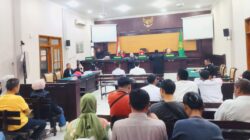 Sidang Perusakan Gembok PT SGH di Mojokerto, Penasehat Hukum Terdakwa Serahkan Alat Bukti Meringankan