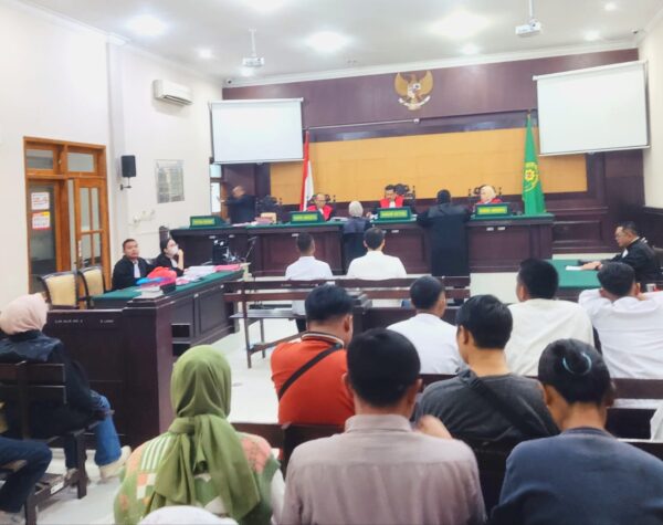 Sidang Perusakan Gembok PT SGH di Mojokerto, Penasehat Hukum Terdakwa Serahkan Alat Bukti Meringankan