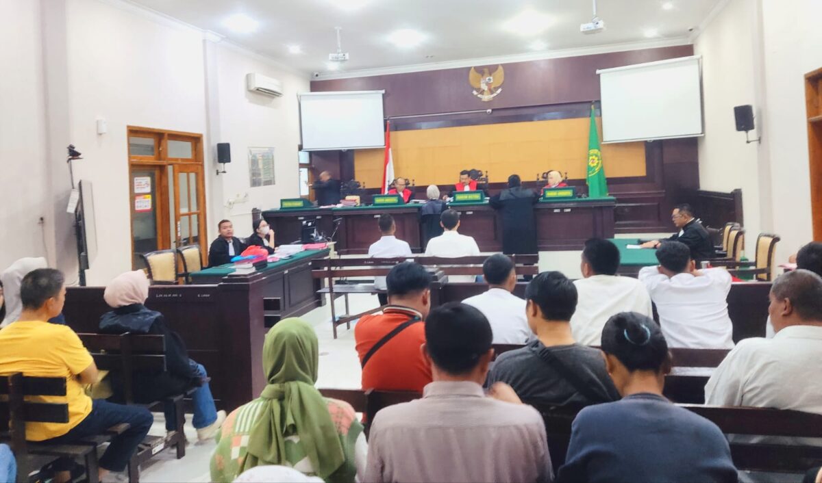 Situasi persidangan melengkapi alat bukti meringankan perusakan gembok PT. SGH di PN Mojokerto. (Alief Wahdana/kabarterdepan.com)