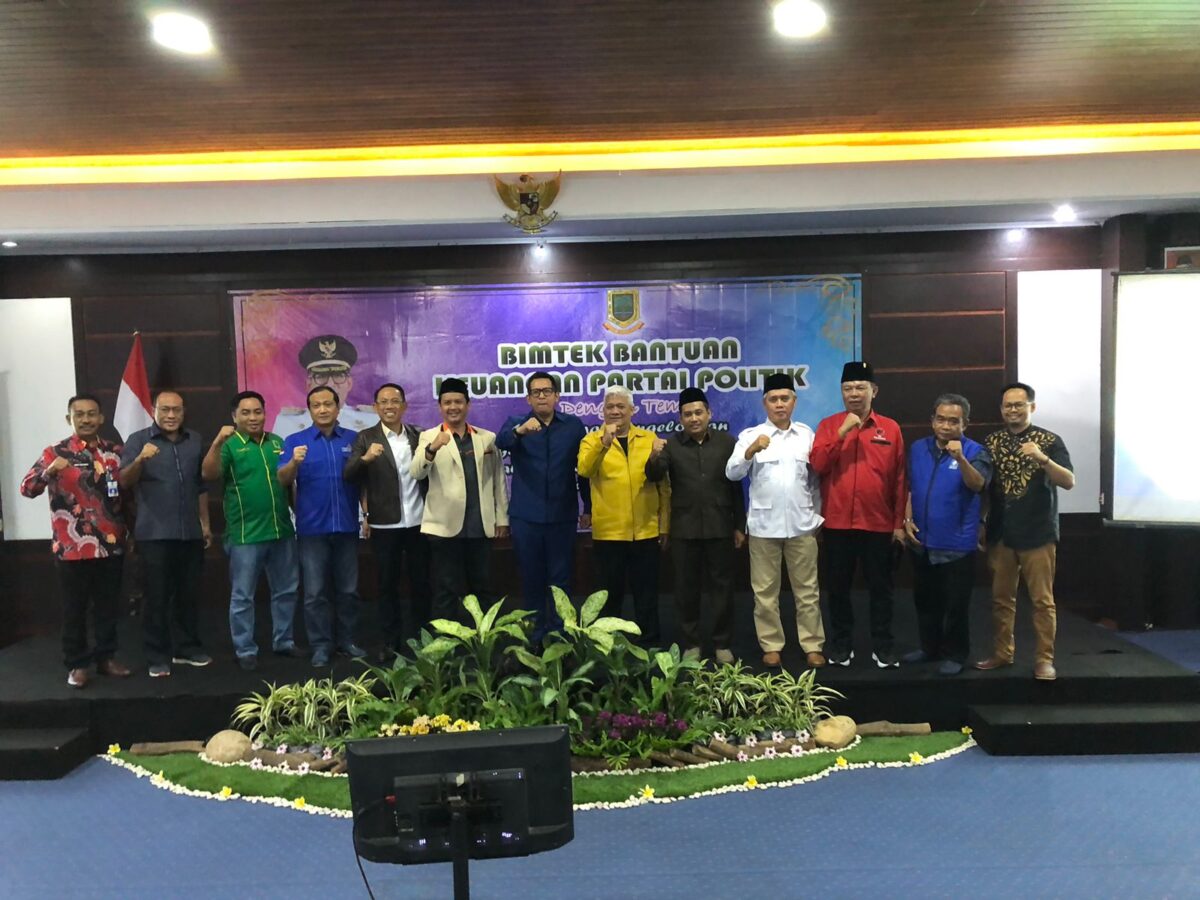 Foto bersama Pj Wali Kota Mojokerto dengan perwakilan partai politik. (Andy/kabarterdepan.com) 