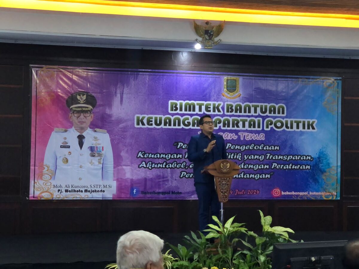 Pj Walikota Mojokerto saat membuka bimtek bantuan keuangan partai politik tahun 2024. (Andy/kabarterdepan.com)