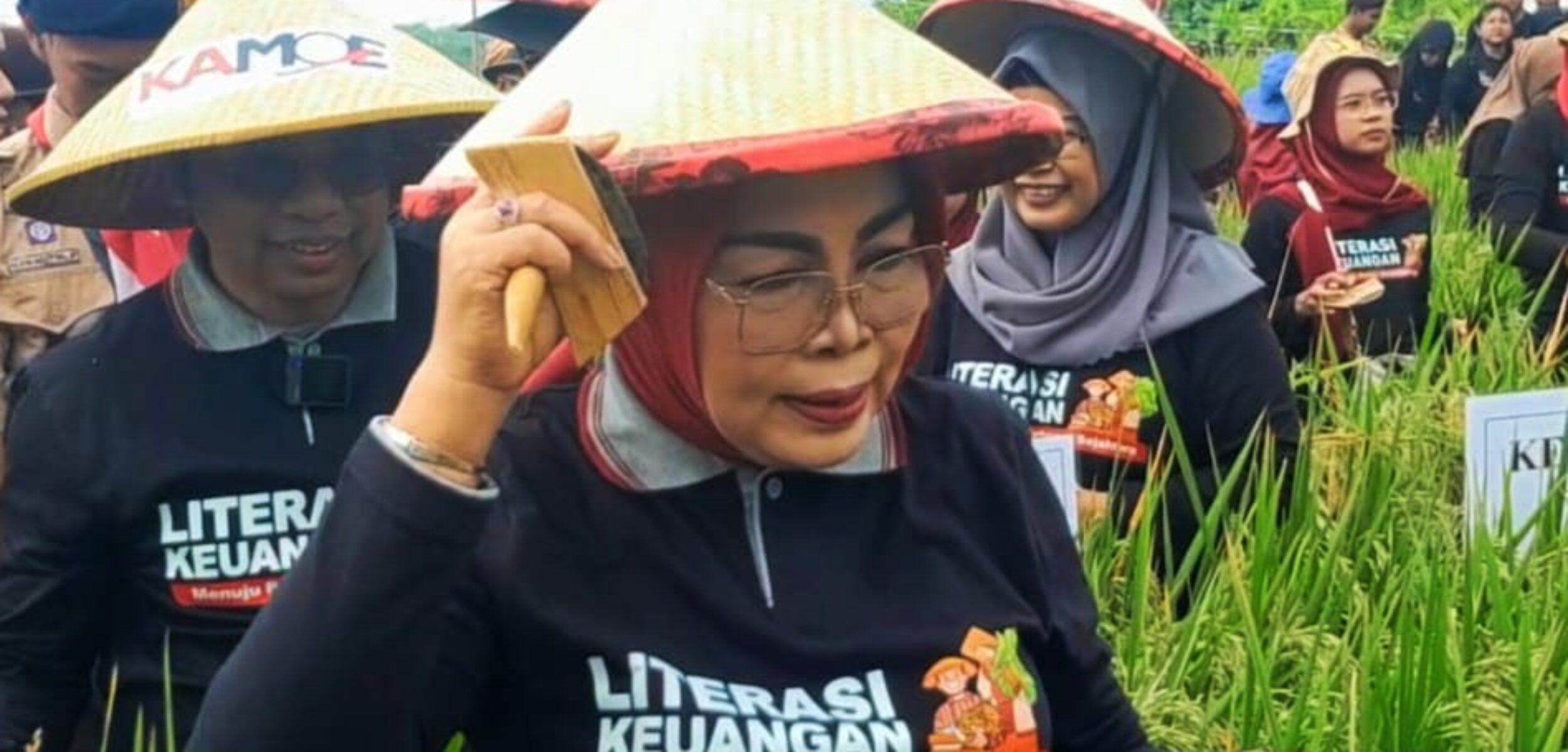 Bupati Grobogan Sri Sumarni saat berbaur dengan petani ( Masrikin/kabarterdepan.com)