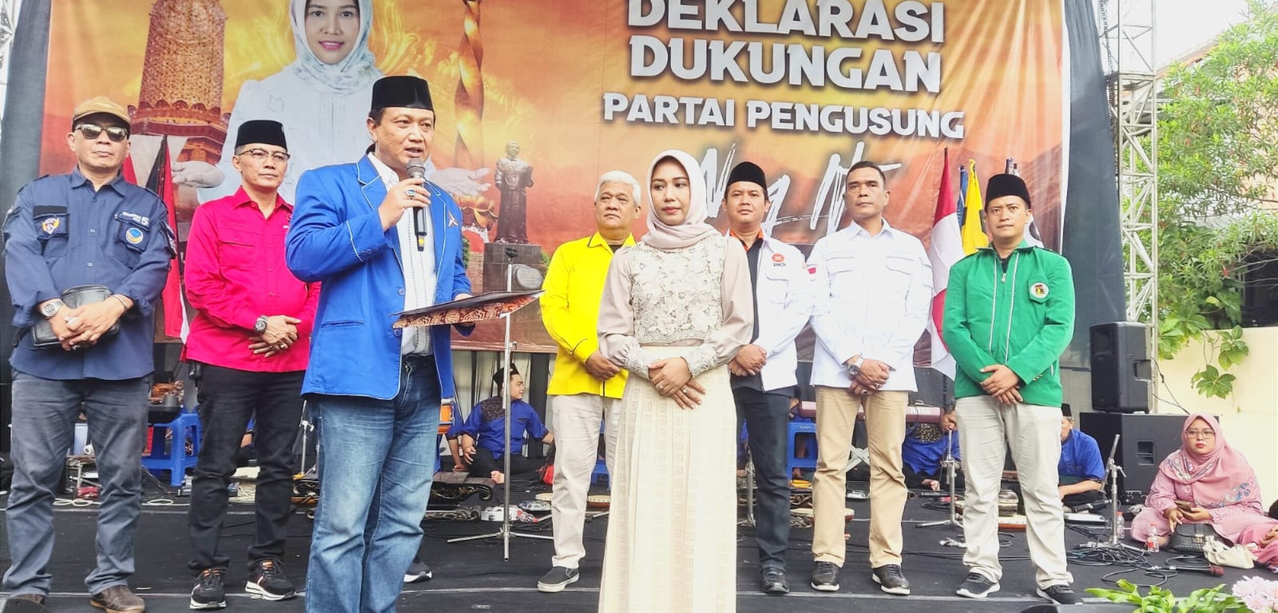 Ning Ita saat terima Nota Kesepahaman Deklarasi 8 Partai Politik untuk maju kembali sebagai Wali Kota Mojokerto. (Alief Wahdana/kabarterdepan.com)