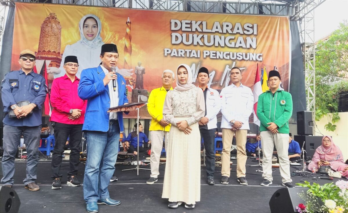 Ning Ita saat terima Nota Kesepahaman Deklarasi 8 Partai Politik untuk maju kembali sebagai Wali Kota Mojokerto. (Alief Wahdana/kabarterdepan.com)