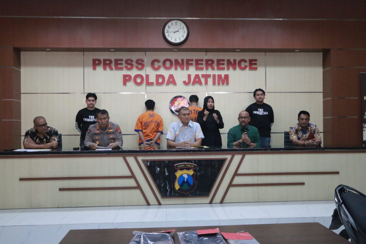IMG 20240705 WA0057 scaled 1 2 penjambret di Surabaya dihadirkan dalam konferensi pers di Polda Jatim, Jumat (5/7/2024). (Humas Polda Jatim for kabarterdepan.com)