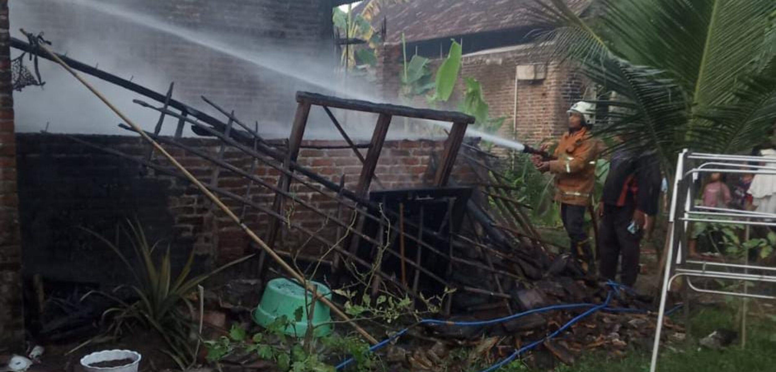 Petugas Damkar melakukan pemadaman.