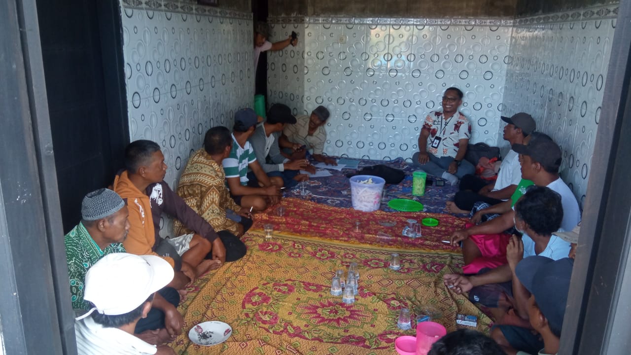 Pendampingan Diskip & UKM Jember kepada nelayan Puger. (Lana/kabarterdepan.com) 