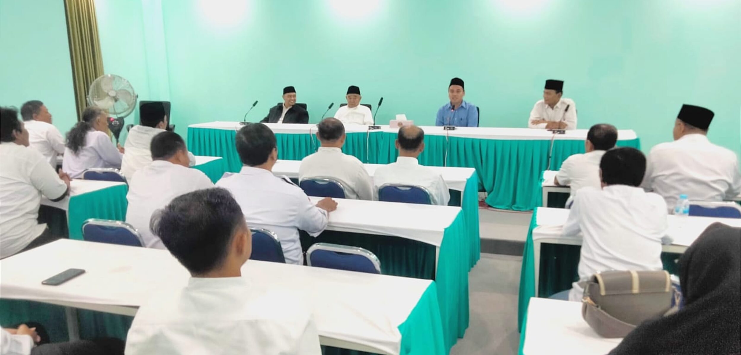 Pertemuan 6 partai politik non Parlemen di Kabupaten Mojokerto dengan Kiai Asep, Sabtu (6/7/2024). (Alief Wahdana/kabarterdepan.com)