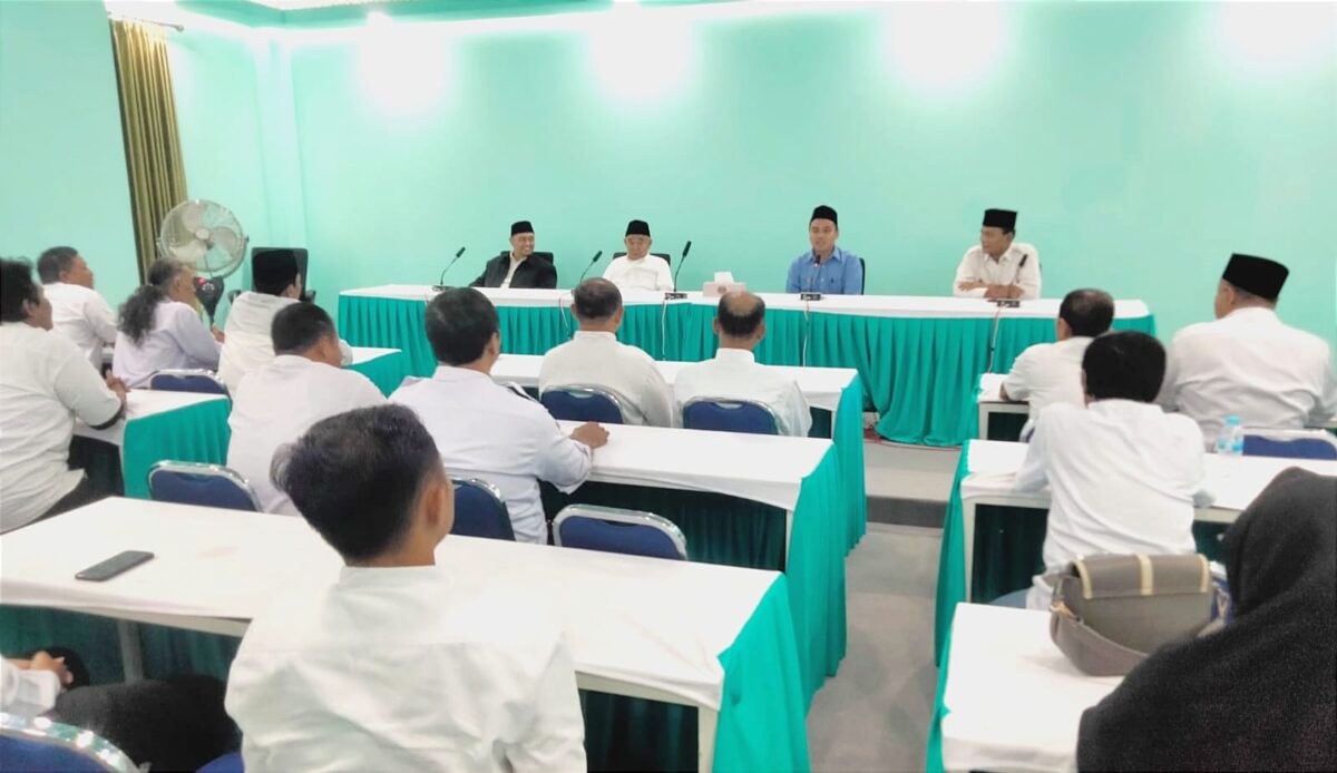 Pertemuan 6 partai politik non Parlemen di Kabupaten Mojokerto dengan Kiai Asep, Sabtu (6/7/2024). (Alief Wahdana/kabarterdepan.com) 