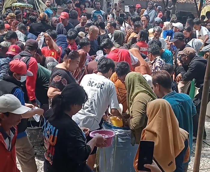 Ribuan pengunjung berebut berkah air bekas mencuci slambu makam pangeran Samudro Gunung Kemukus (Masrikin/kabarterdepan.com)