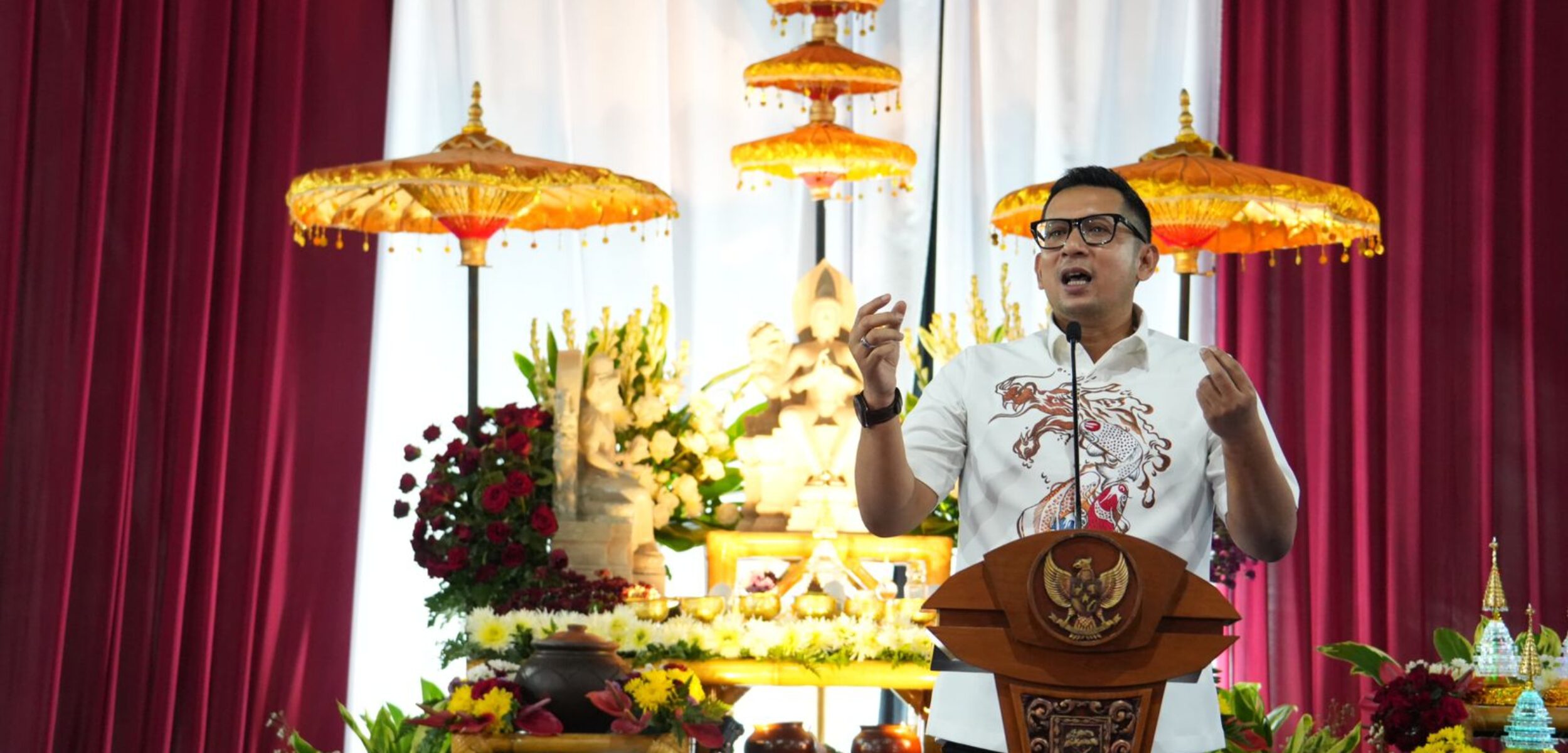 Pj Wali Kota Mojokerto Moh Ali Kuncoro saat memberikan sambutan dalam peletakan baru pertama pembangunan Wihara Buddhayana, Minggu (7/7/2024). (Diskominfo Kota Mojokerto for kabarterdepan.com)