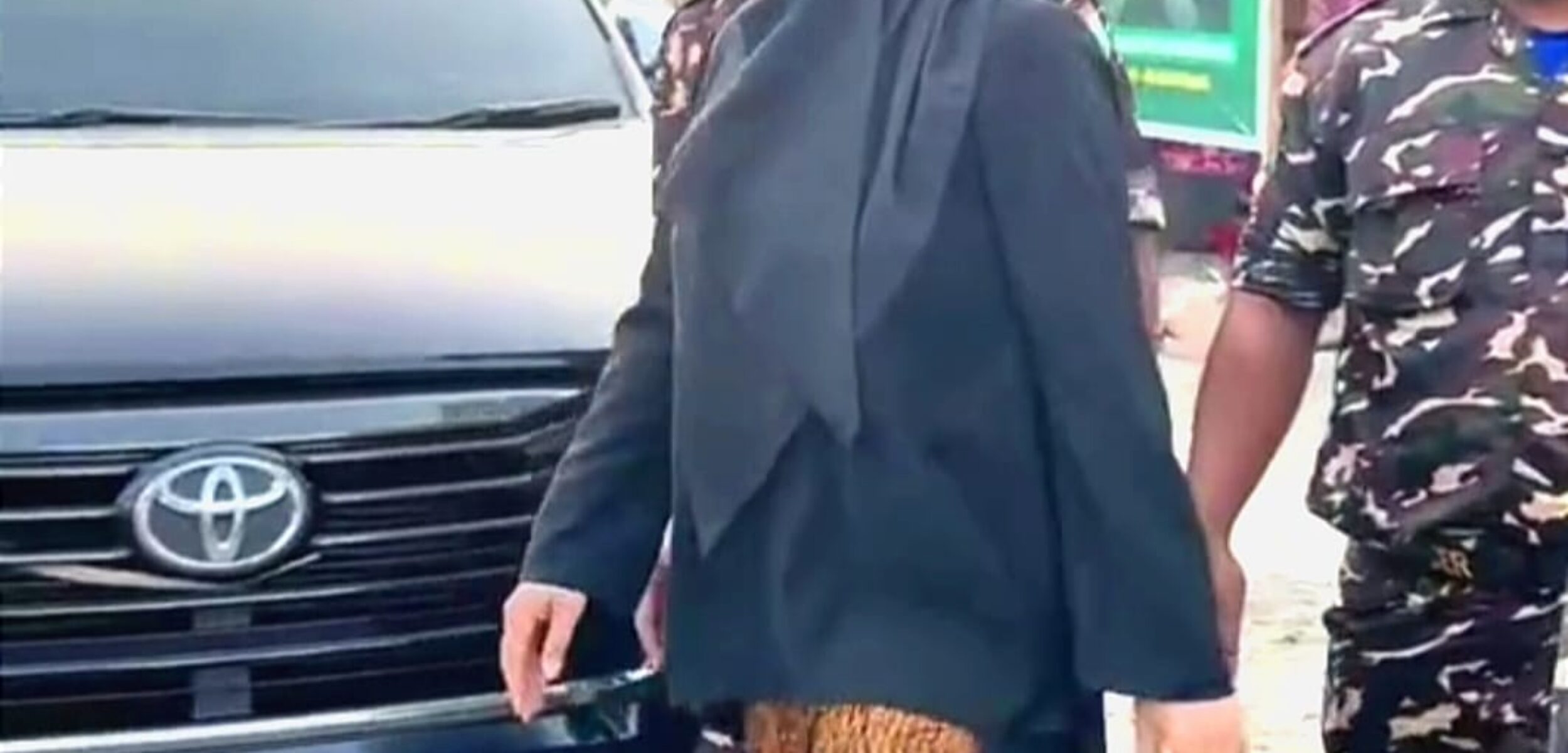 Bupati Mojokerto Ikfina Fahmawati saat turun dari Mobil Dinasnya menghadiri Acara Deklarasi Idola bersama Relawan Sor Ban Kiblat Kulon di Mojogeneng Jatirejo Sabtu (8/7/2024)