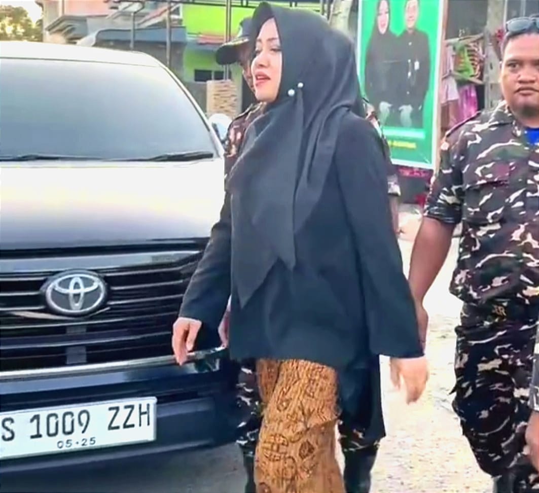 Bupati Mojokerto Ikfina Fahmawati saat turun dari Mobil Dinasnya menghadiri Acara Deklarasi Idola bersama Relawan Sor Ban Kiblat Kulon di Mojogeneng Jatirejo Sabtu (8/7/2024)