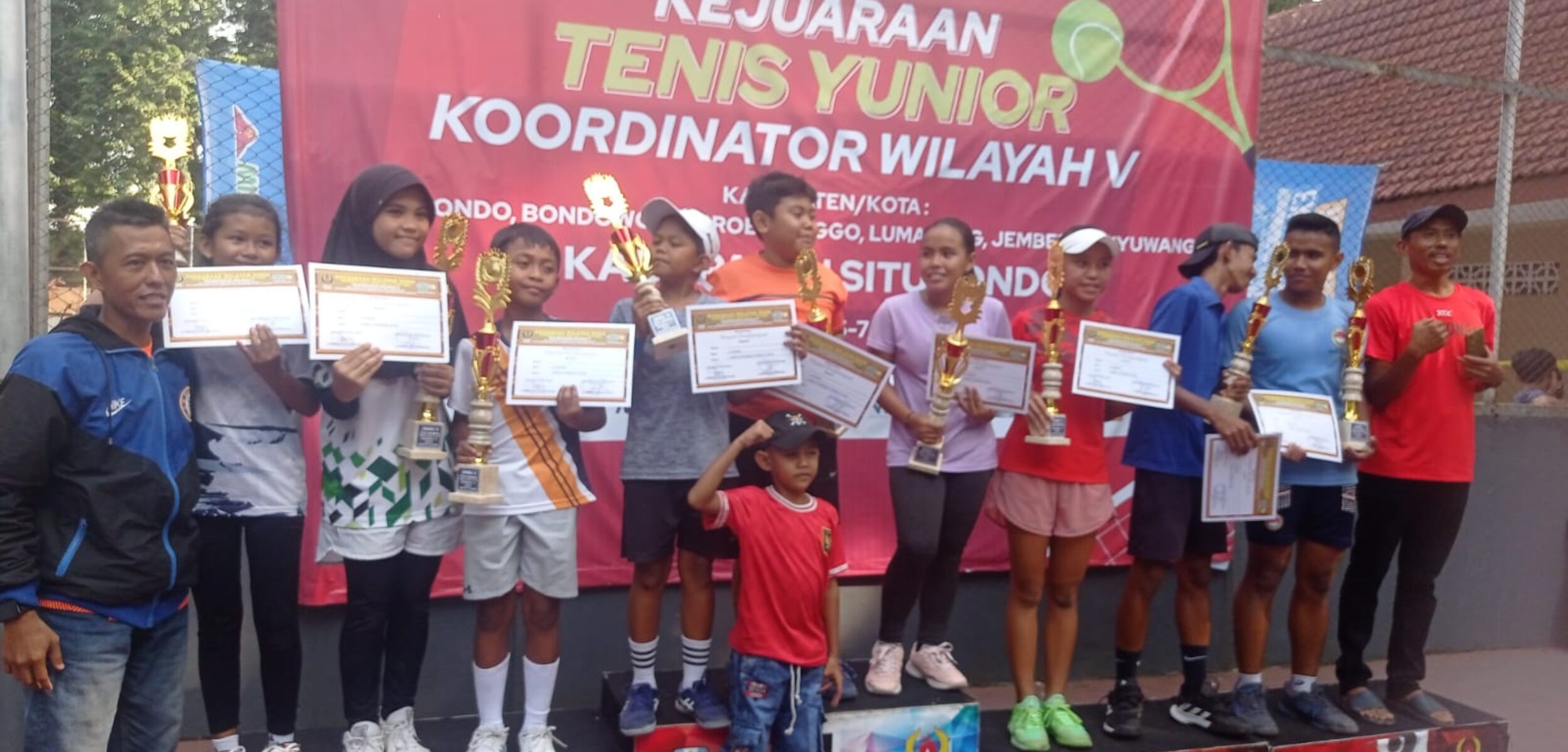 Pelti Jember merayakan kemenangan. (Lana/Kabarterdepan.com)