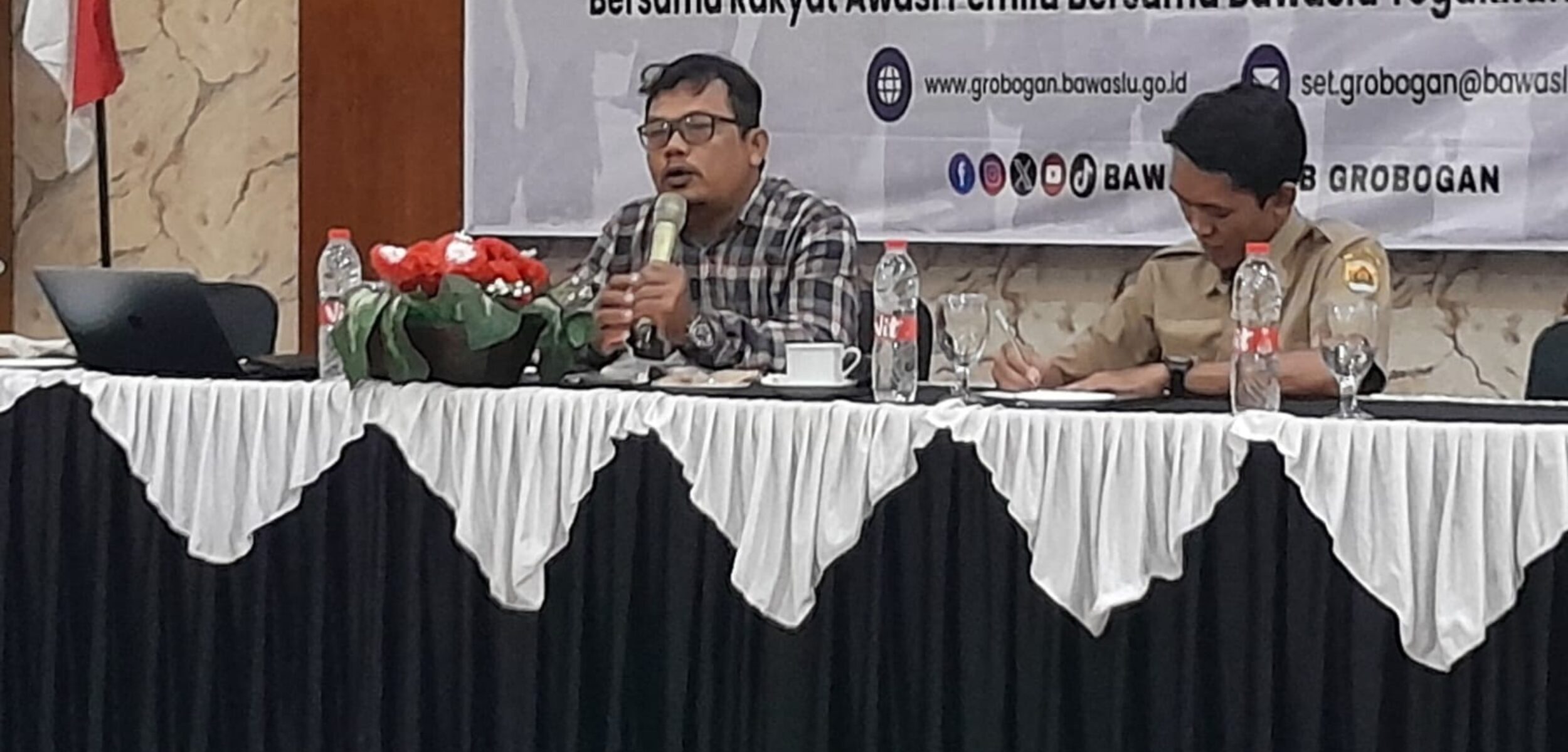 Nur Soli, Anggota IJTI Muria Raya Grobogan saat menyampaikan materi dalam Sosialisai pengawasan partisipatif masyarakat di Pilkada 2024 yang digelar Bawaslu Grobogan. (Masrikin/kabarterdepan.com)